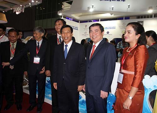 Bộ trưởng Nguyễn Ngọc Thiện và Chủ tịch UBND TP.HCM Nguyễn Thành Phong tham quan các gian hàng